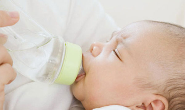 婴儿吐奶严重怎么办 婴儿吐奶后能继续喂奶吗